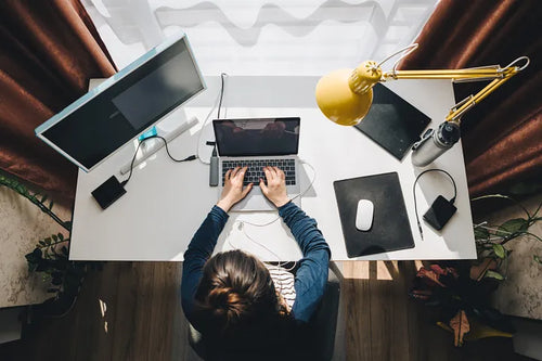 I 6 integratori da assumere se lavori da casa